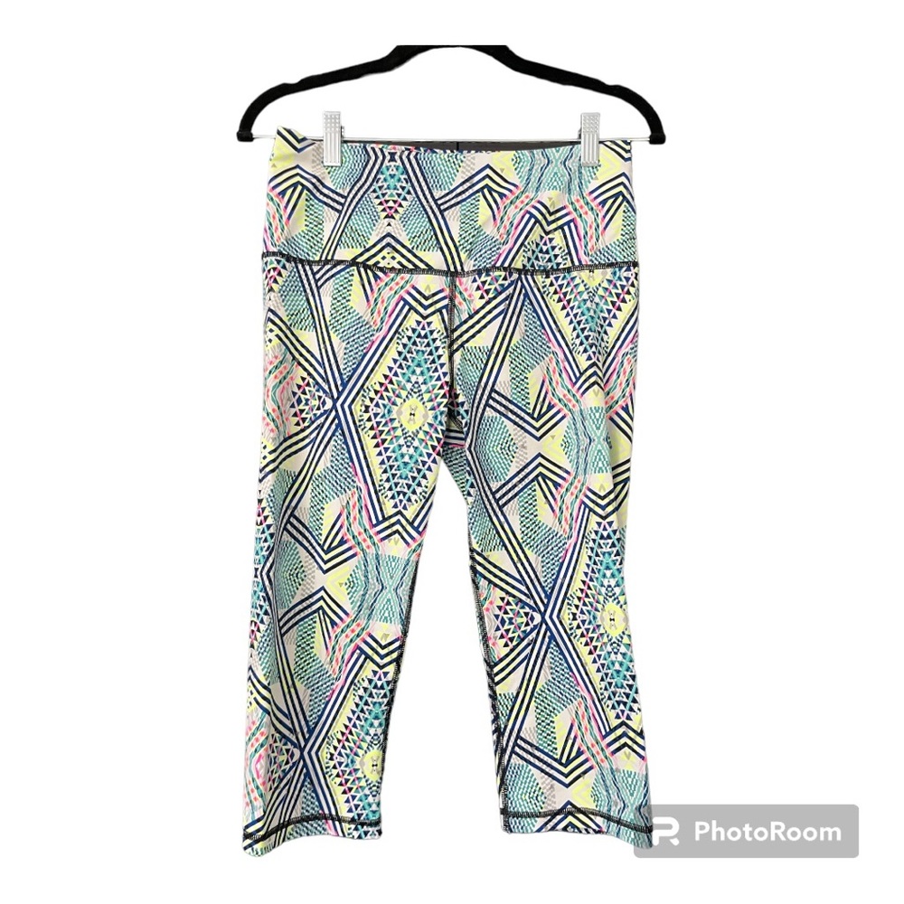 Victoria’s Secret VSX Sport Crop/BAS Knockout Capri Leggings -  Size M